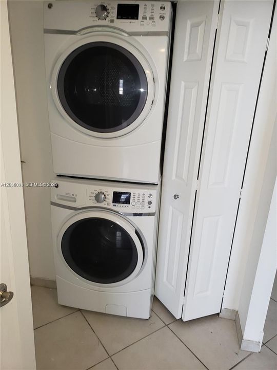 For Sale: $330,000 (2 beds, 2 baths, 1326 Square Feet)
