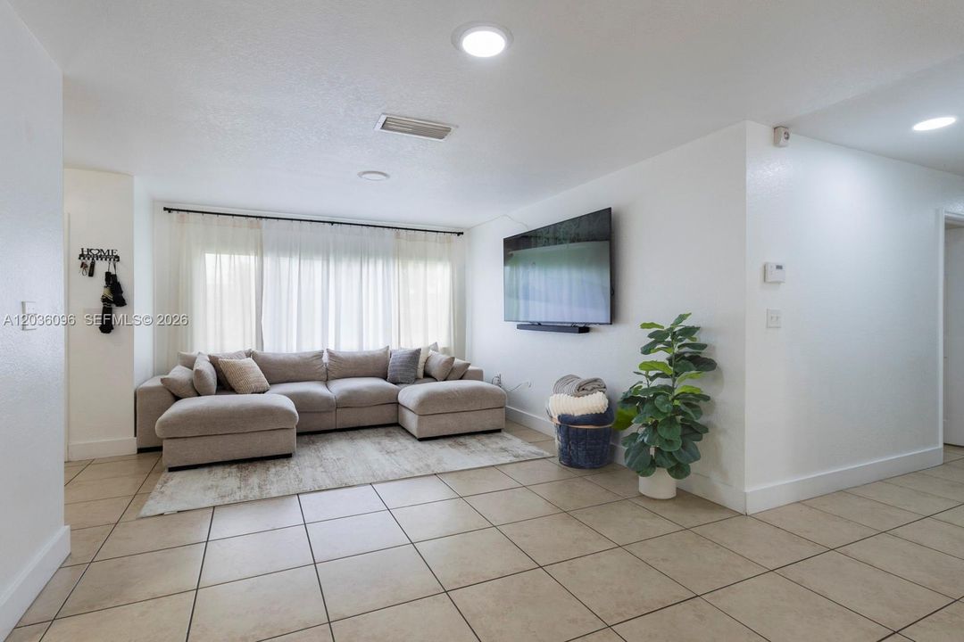 En Venta: $540,000 (4 camas, 2 baños, 1444 Pies cuadrados)