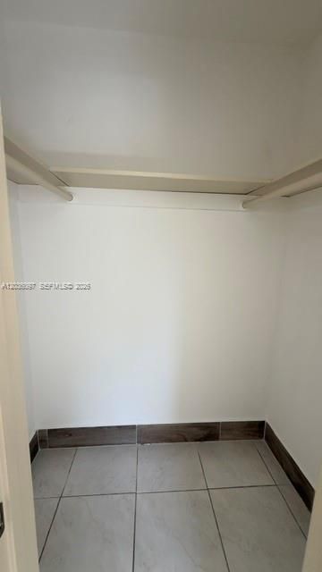 WALKING CLOSET