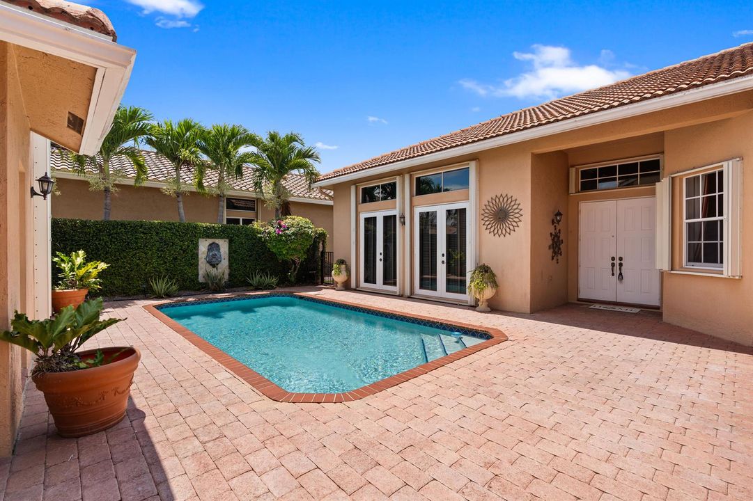 Resort-Style Courtyard