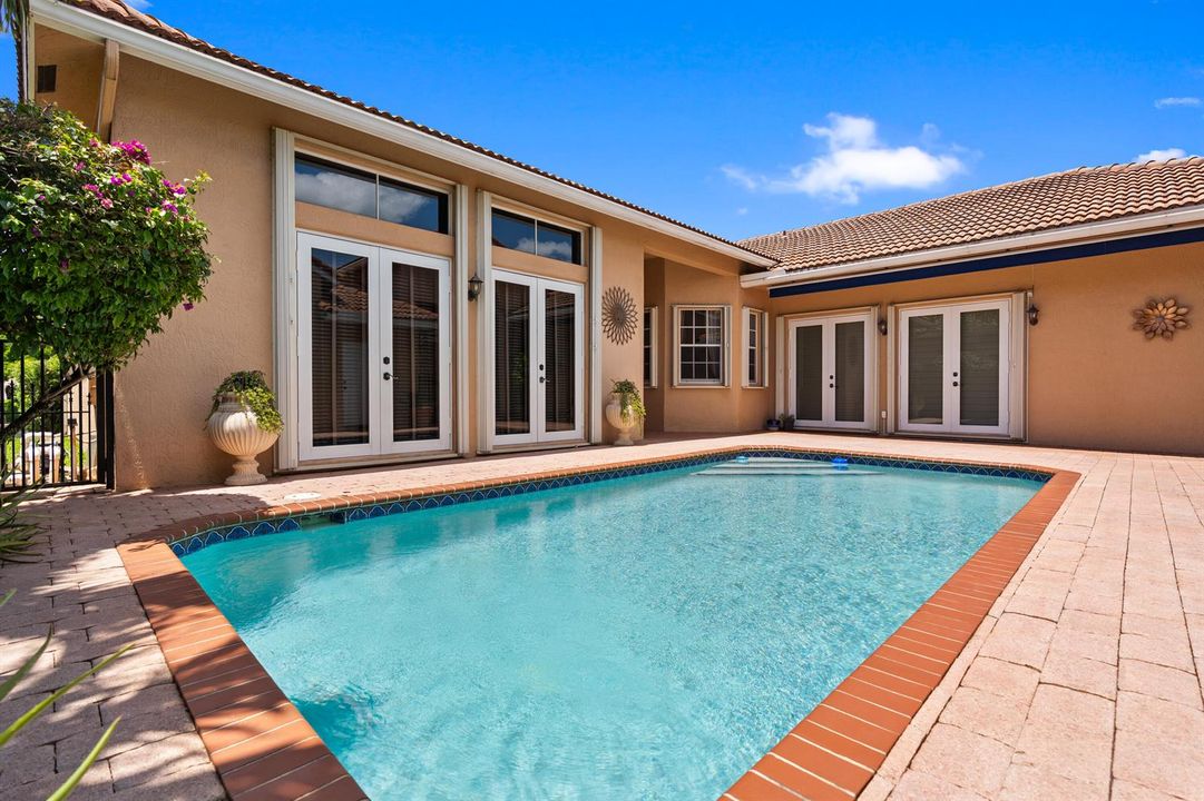 Resort-Style Courtyard