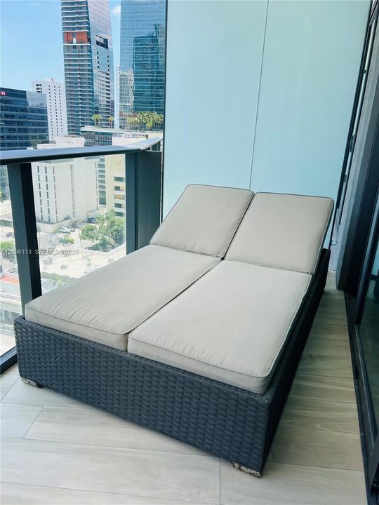 For Rent: $4,300 (1 beds, 2 baths, 995 Square Feet)