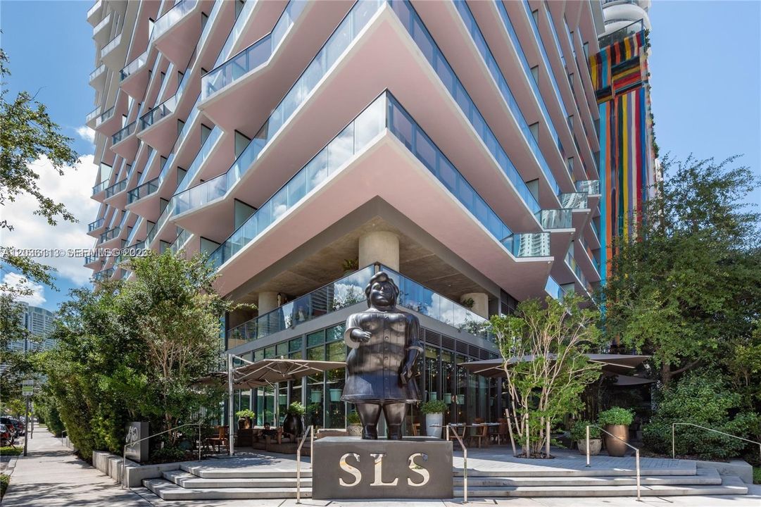 For Rent: $4,300 (1 beds, 2 baths, 995 Square Feet)