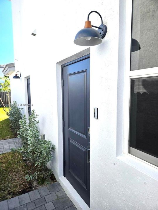 For Rent: $1,900 (1 beds, 1 baths, 3033 Square Feet)