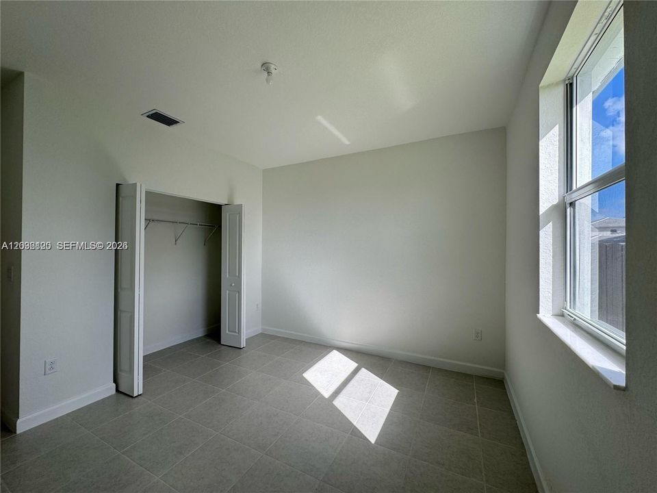 For Rent: $1,900 (1 beds, 1 baths, 3033 Square Feet)