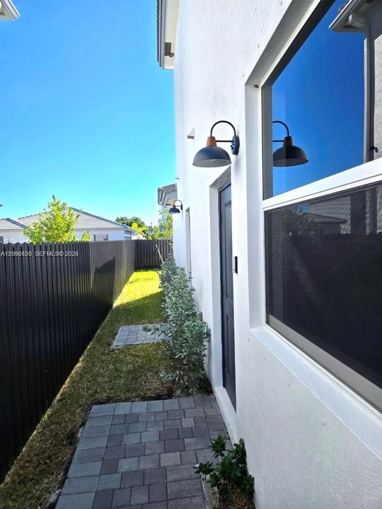 For Rent: $1,900 (1 beds, 1 baths, 3033 Square Feet)