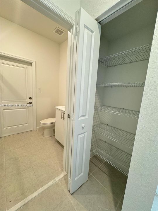 For Rent: $1,900 (1 beds, 1 baths, 3033 Square Feet)