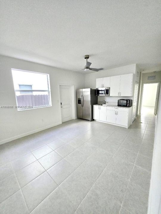For Rent: $1,900 (1 beds, 1 baths, 3033 Square Feet)