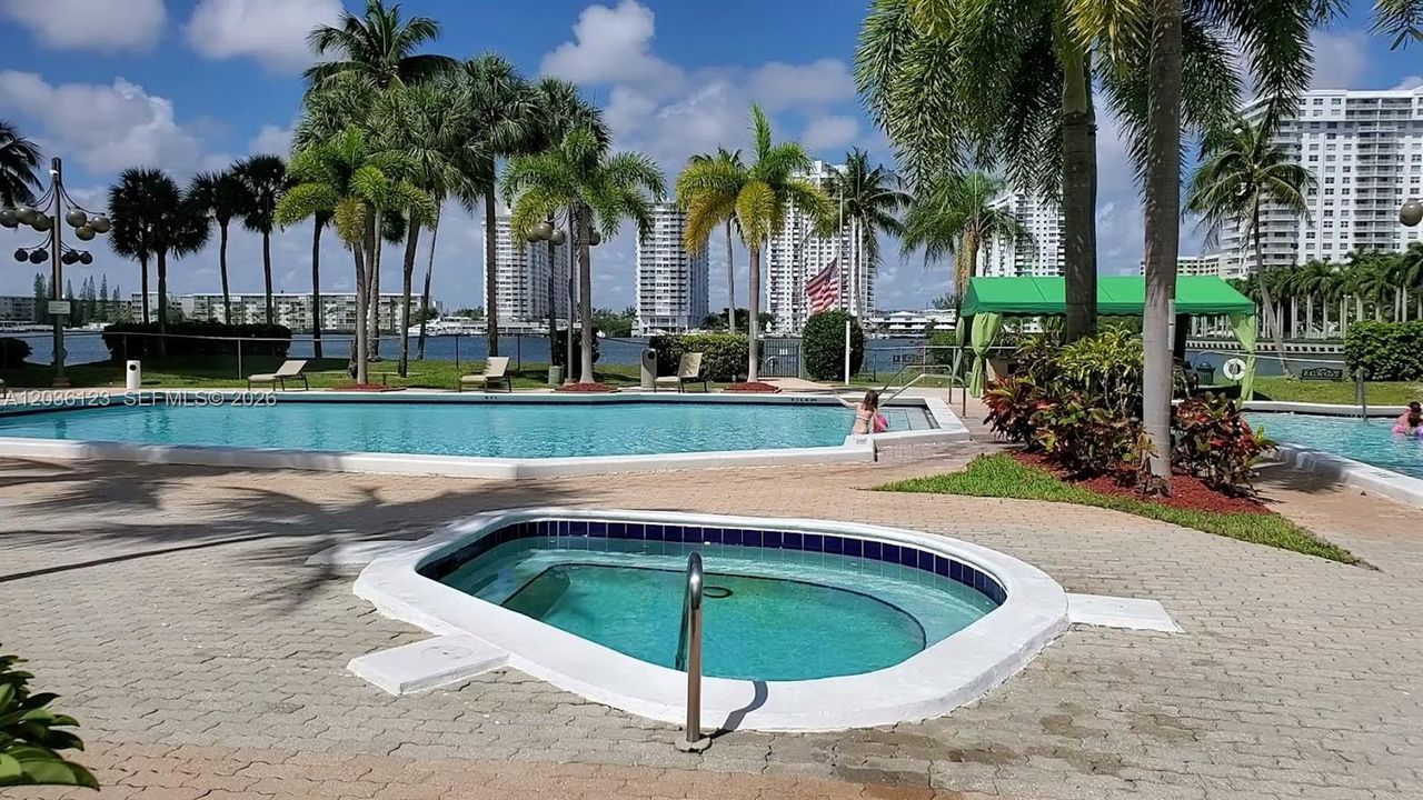 En Venta: $246,000 (1 camas, 1 baños, 918 Pies cuadrados)