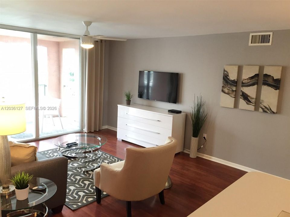 For Rent: $3,000 (2 beds, 2 baths, 1180 Square Feet)