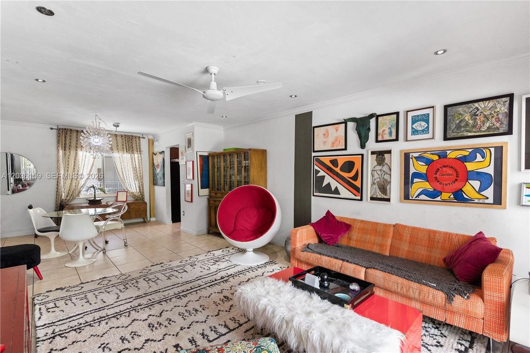 For Sale: $310,000 (1 beds, 1 baths, 846 Square Feet)