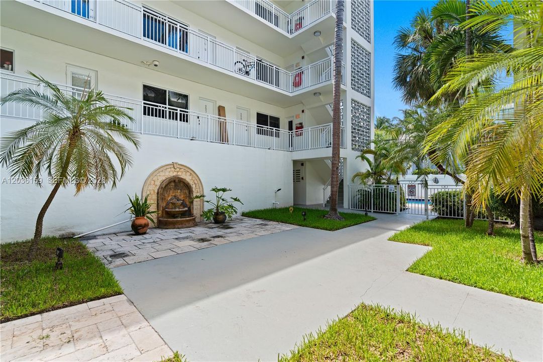 For Sale: $310,000 (1 beds, 1 baths, 846 Square Feet)