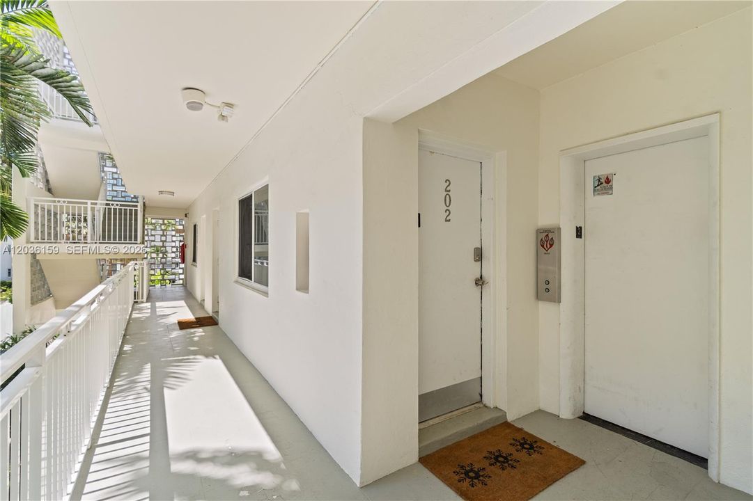 For Sale: $310,000 (1 beds, 1 baths, 846 Square Feet)