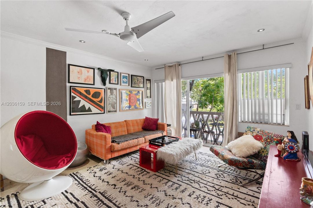 For Sale: $310,000 (1 beds, 1 baths, 846 Square Feet)