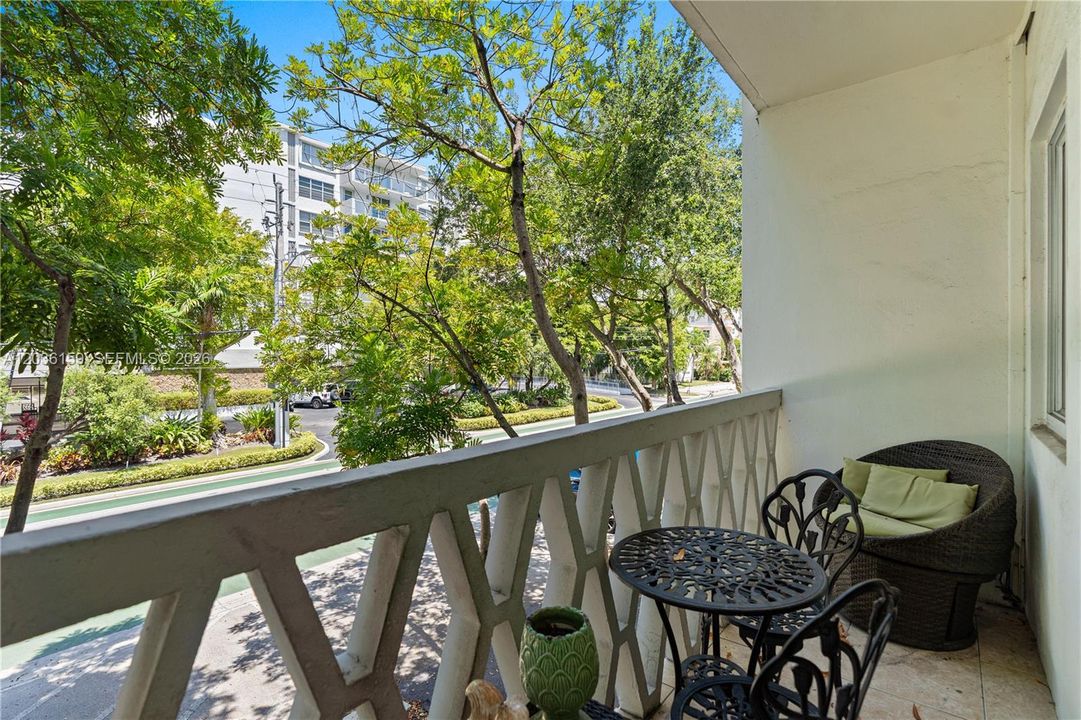 For Sale: $310,000 (1 beds, 1 baths, 846 Square Feet)