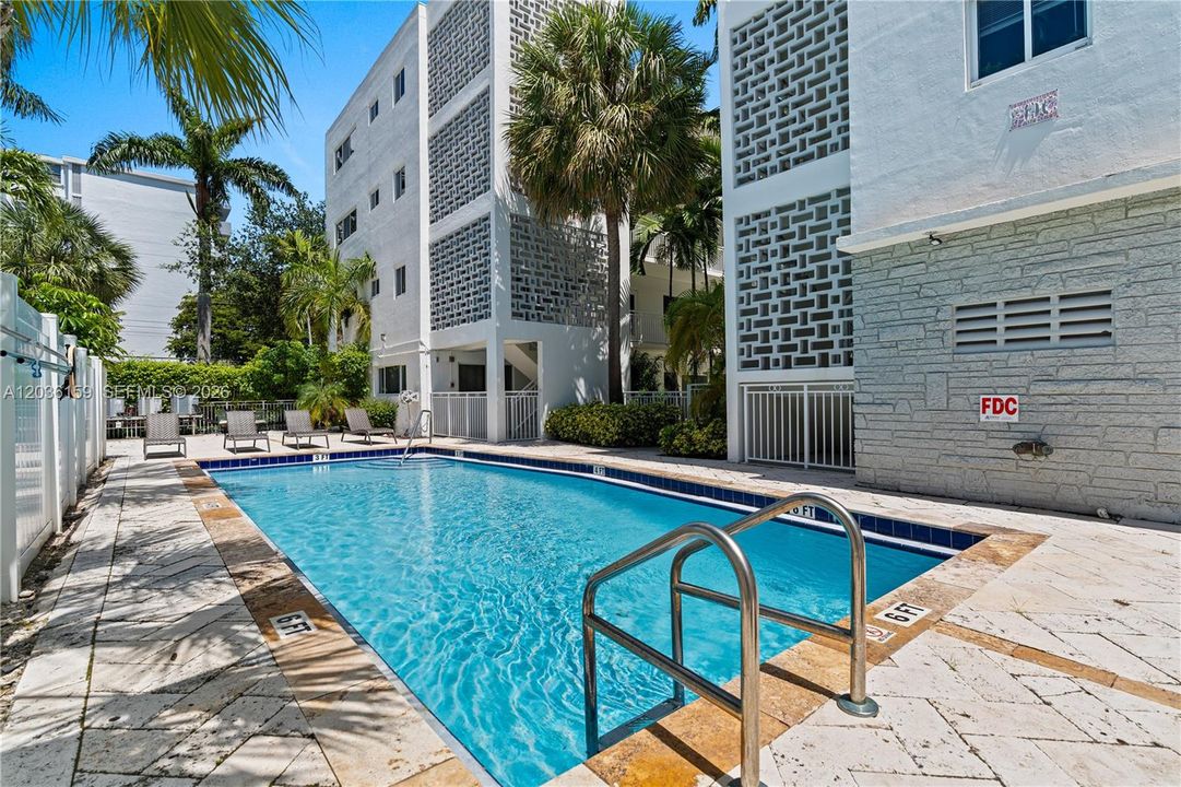 For Sale: $310,000 (1 beds, 1 baths, 846 Square Feet)