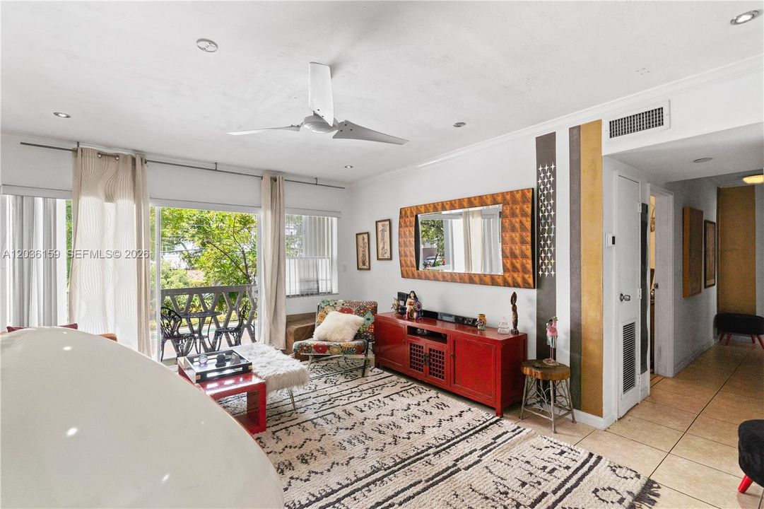 For Sale: $310,000 (1 beds, 1 baths, 846 Square Feet)