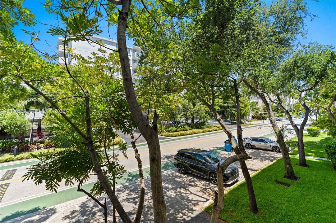 For Sale: $310,000 (1 beds, 1 baths, 846 Square Feet)