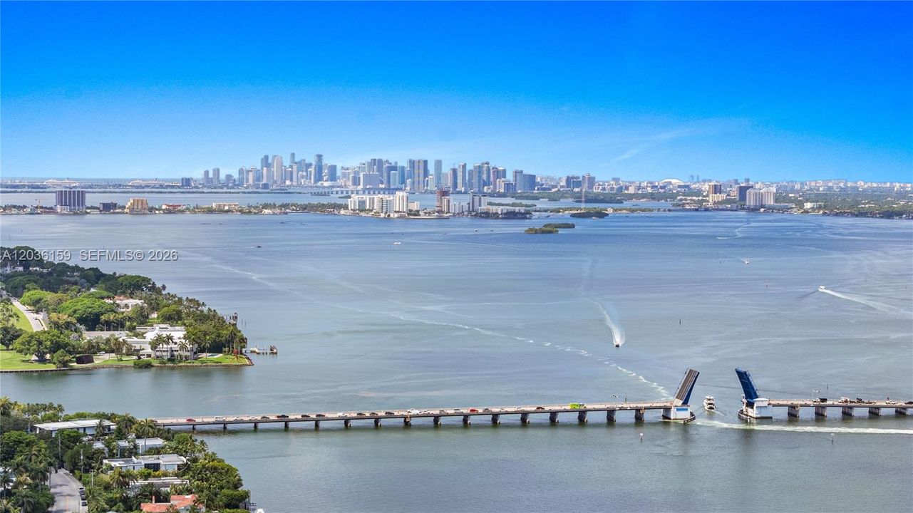 For Sale: $310,000 (1 beds, 1 baths, 846 Square Feet)