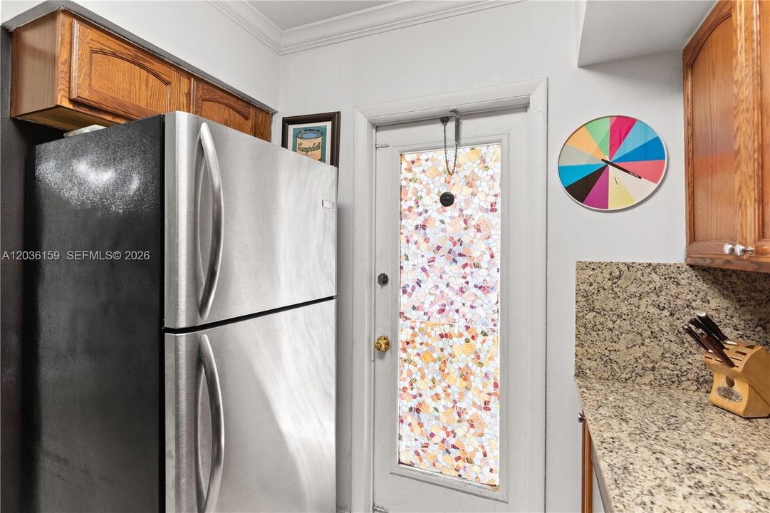 For Sale: $310,000 (1 beds, 1 baths, 846 Square Feet)