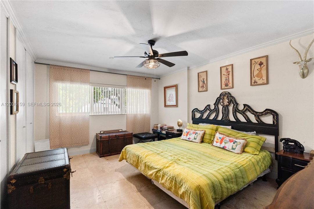 For Sale: $310,000 (1 beds, 1 baths, 846 Square Feet)