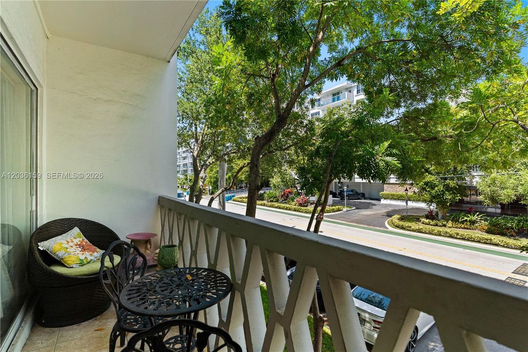 For Sale: $310,000 (1 beds, 1 baths, 846 Square Feet)