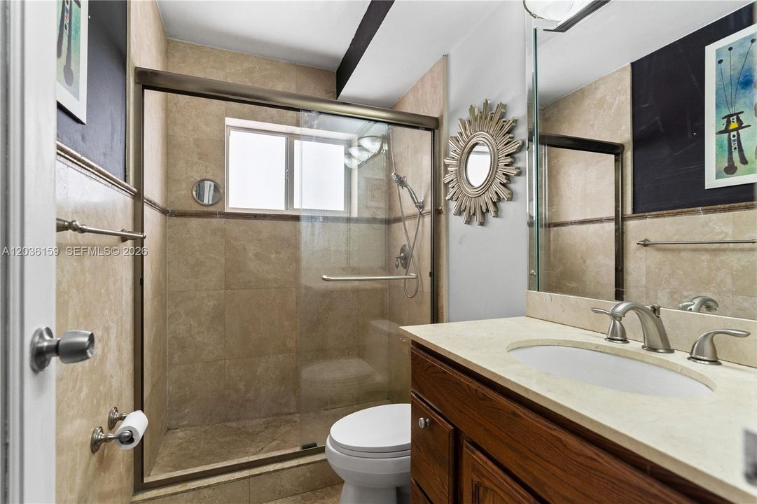 For Sale: $310,000 (1 beds, 1 baths, 846 Square Feet)