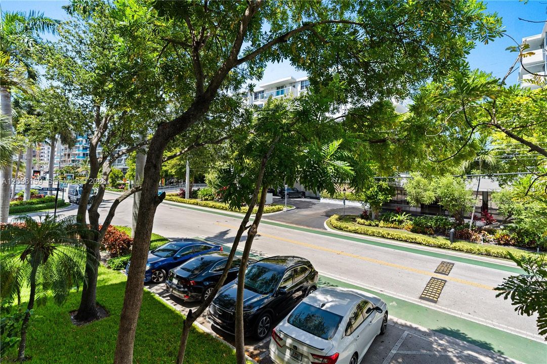 For Sale: $310,000 (1 beds, 1 baths, 846 Square Feet)