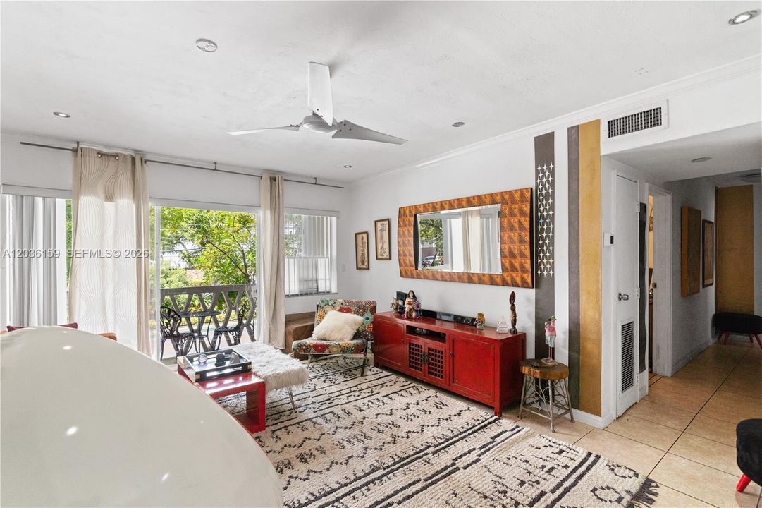For Sale: $310,000 (1 beds, 1 baths, 846 Square Feet)