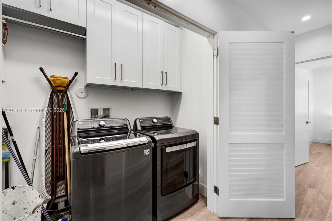 For Sale: $1,800,000 (3 beds, 2 baths, 1250 Square Feet)