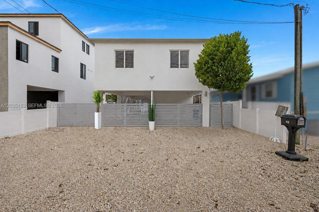 For Sale: $1,800,000 (3 beds, 2 baths, 1250 Square Feet)