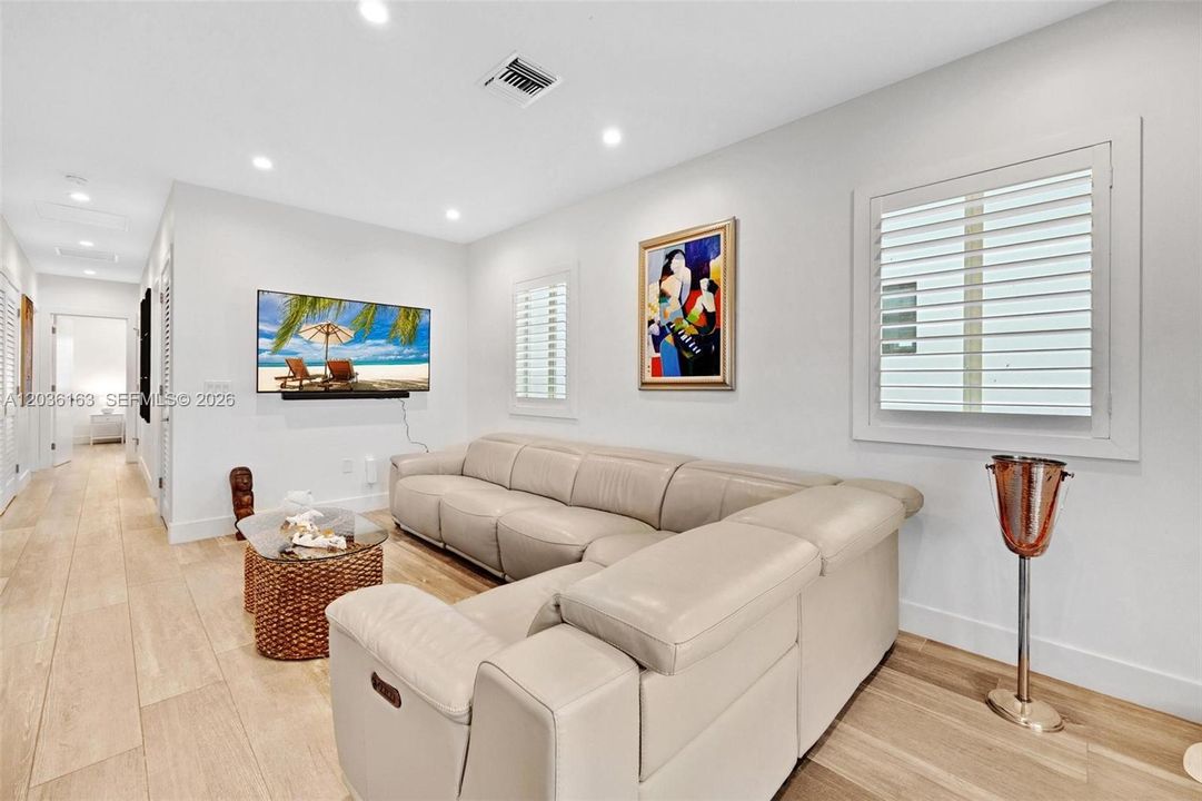 For Sale: $1,800,000 (3 beds, 2 baths, 1250 Square Feet)