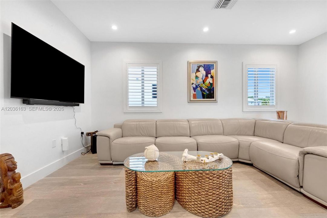 For Sale: $1,800,000 (3 beds, 2 baths, 1250 Square Feet)