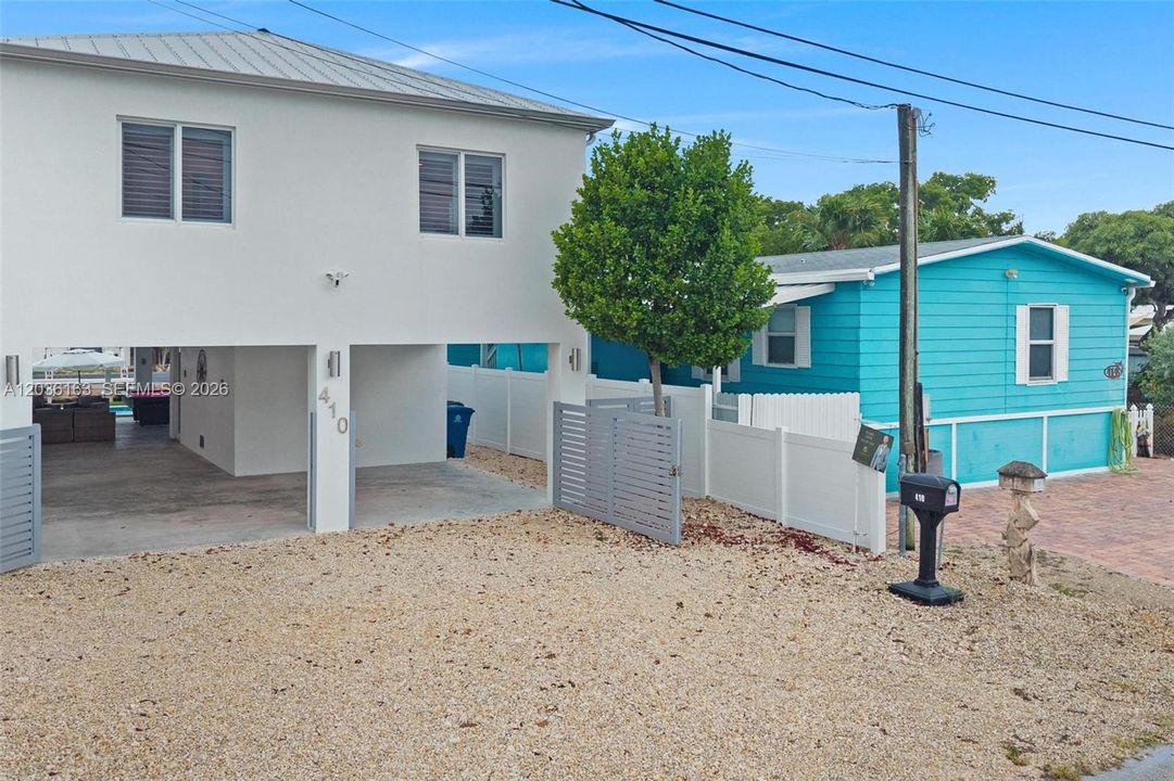 For Sale: $1,800,000 (3 beds, 2 baths, 1250 Square Feet)