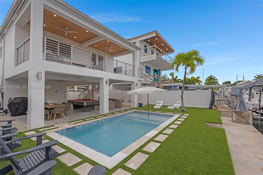 For Sale: $1,800,000 (3 beds, 2 baths, 1250 Square Feet)