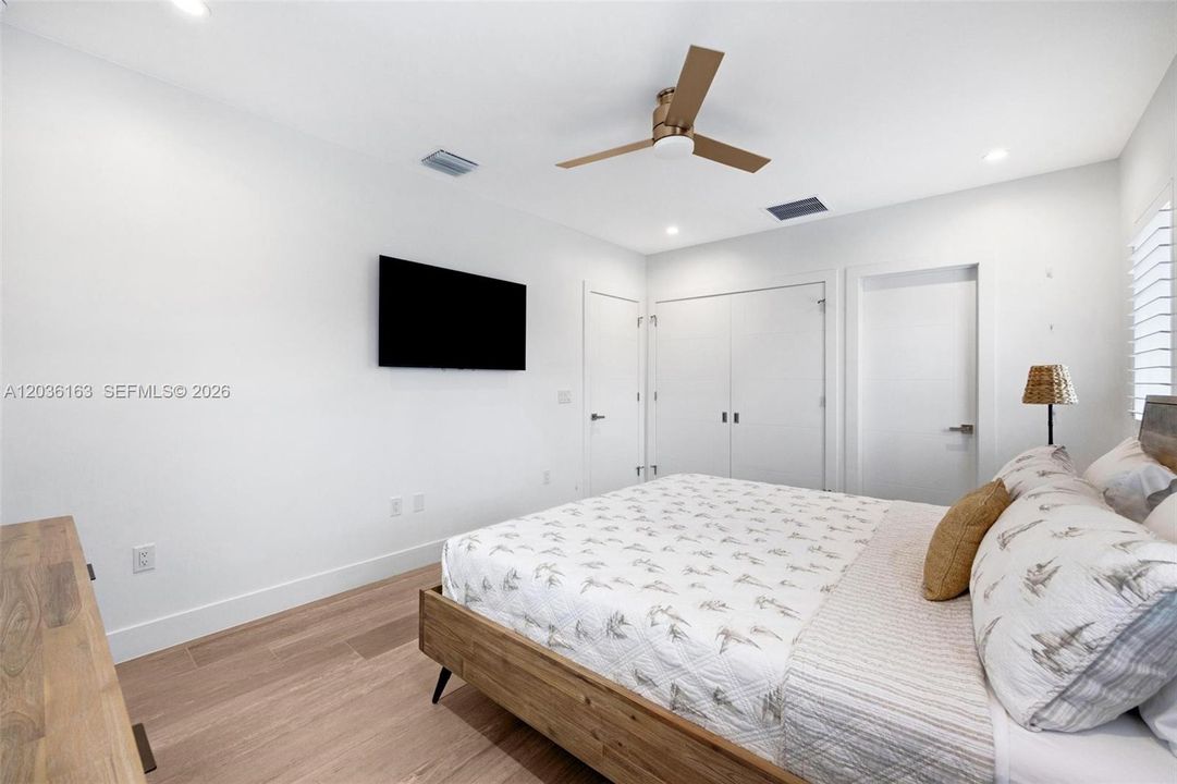 For Sale: $1,800,000 (3 beds, 2 baths, 1250 Square Feet)