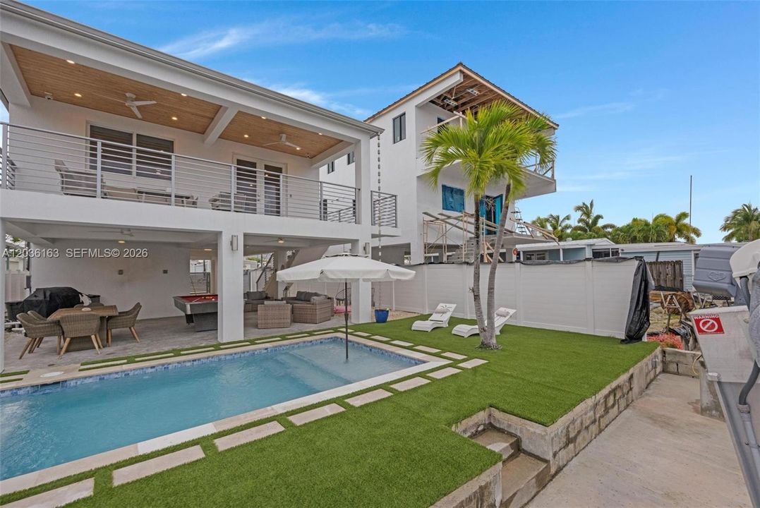 For Sale: $1,800,000 (3 beds, 2 baths, 1250 Square Feet)
