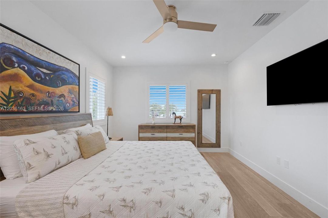 For Sale: $1,800,000 (3 beds, 2 baths, 1250 Square Feet)