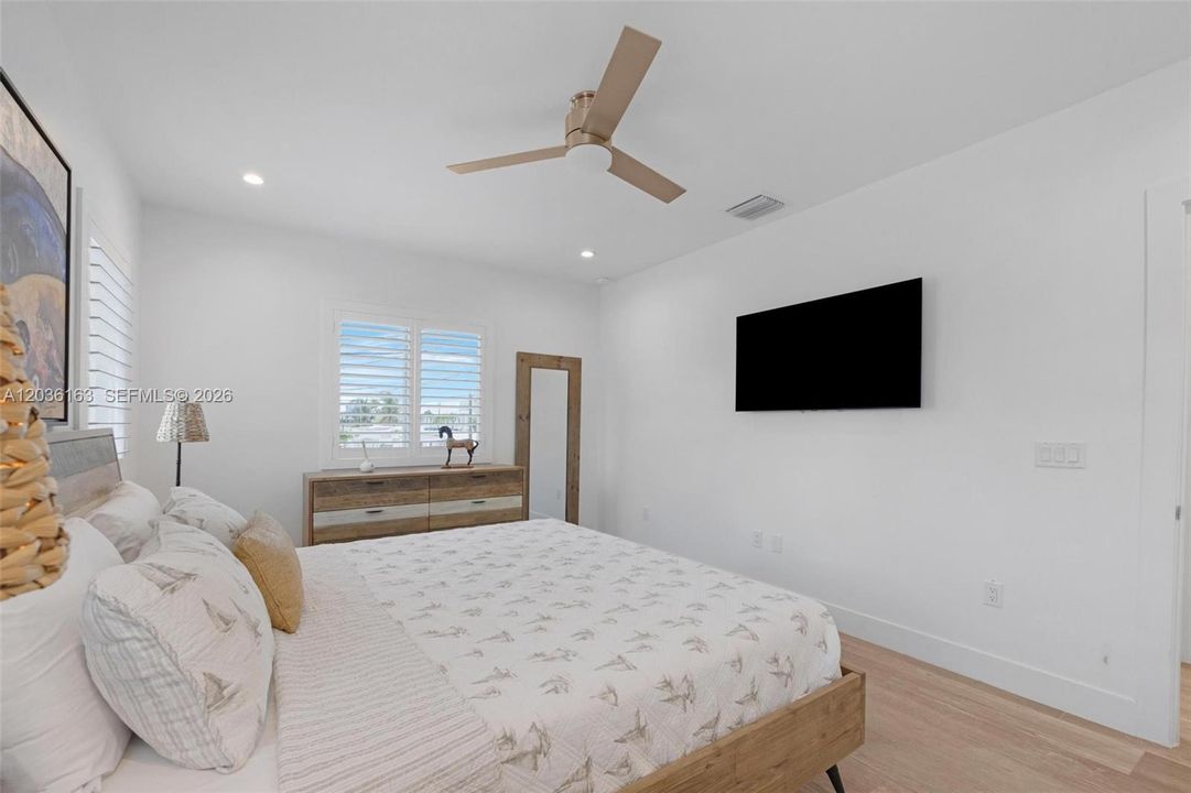 For Sale: $1,800,000 (3 beds, 2 baths, 1250 Square Feet)