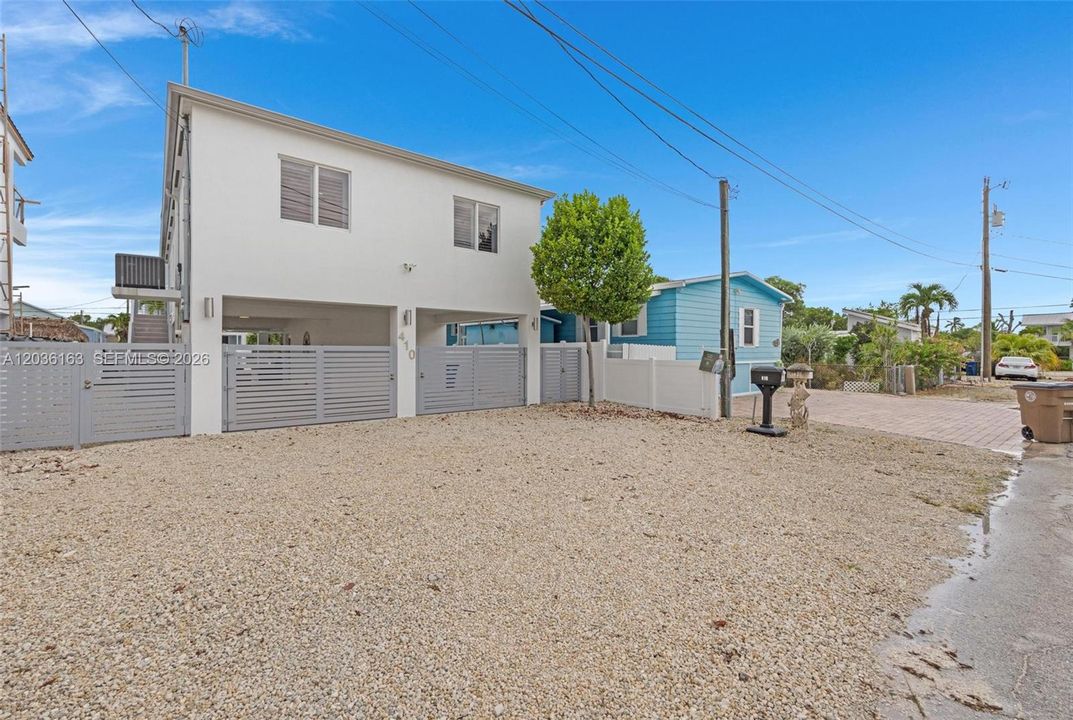 For Sale: $1,800,000 (3 beds, 2 baths, 1250 Square Feet)