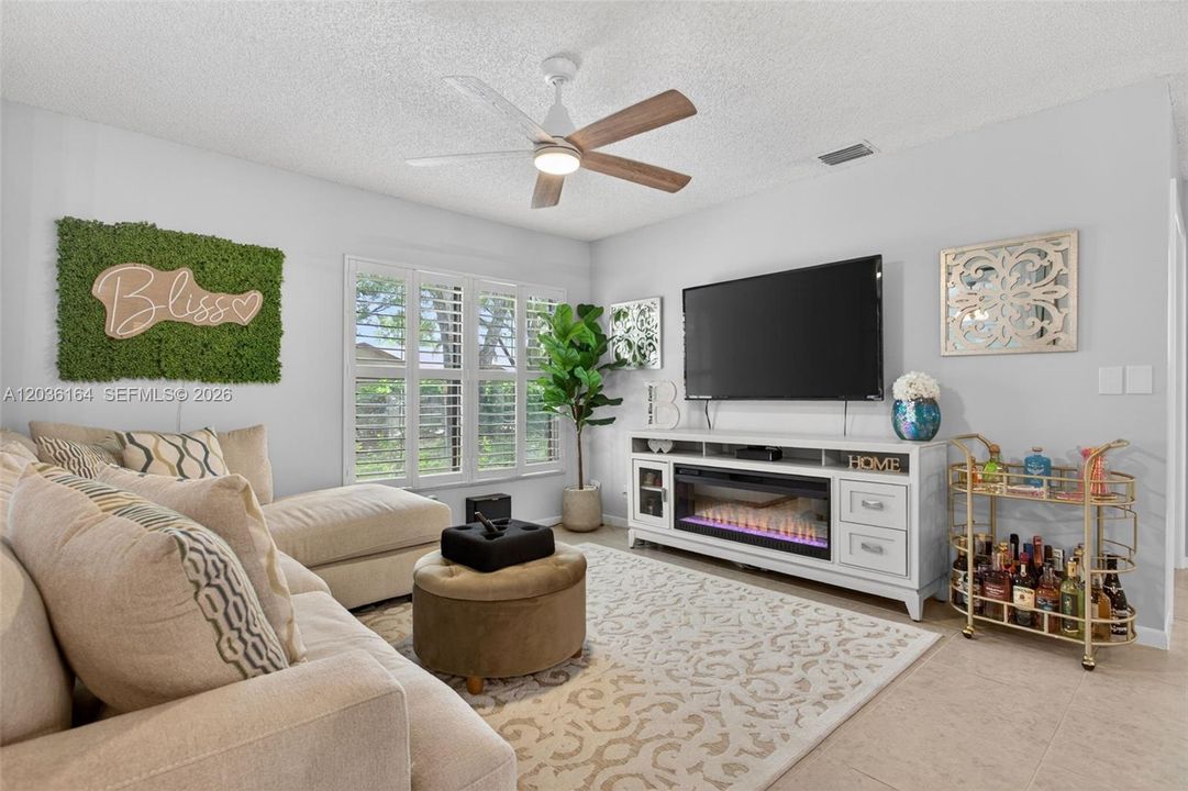 For Sale: $325,000 (3 beds, 2 baths, 1120 Square Feet)