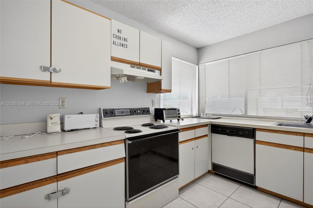 For Sale: $325,000 (3 beds, 2 baths, 1120 Square Feet)