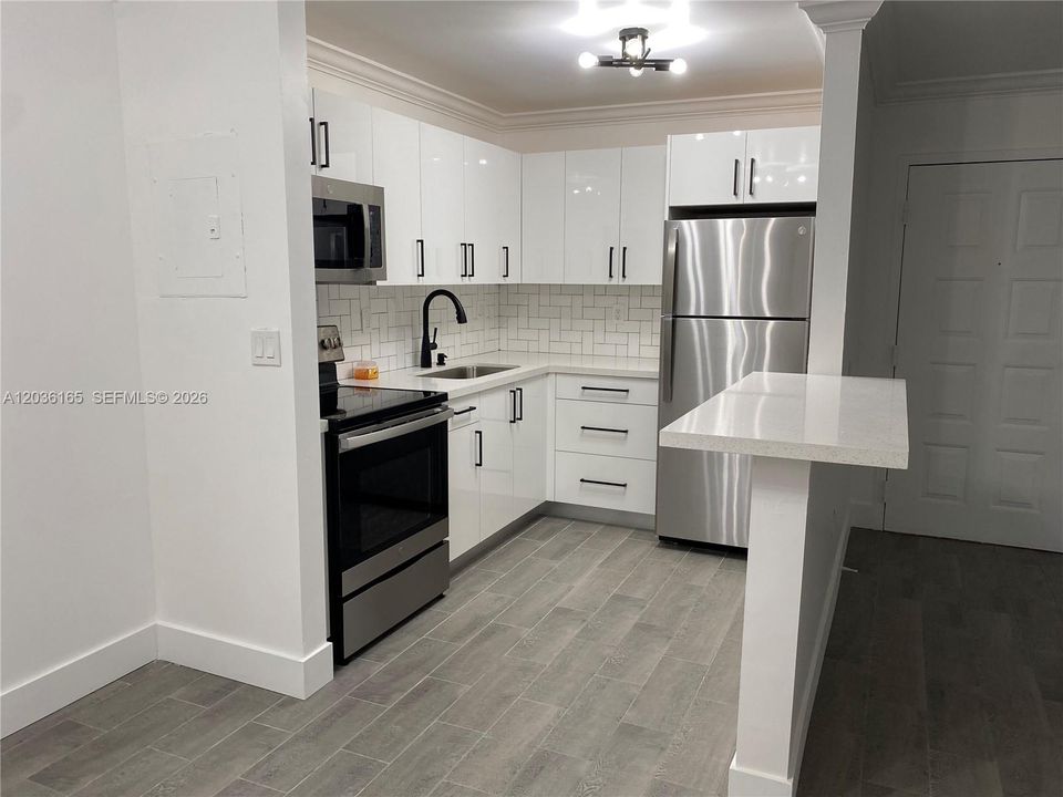 For Rent: $2,300 (2 beds, 2 baths, 896 Square Feet)