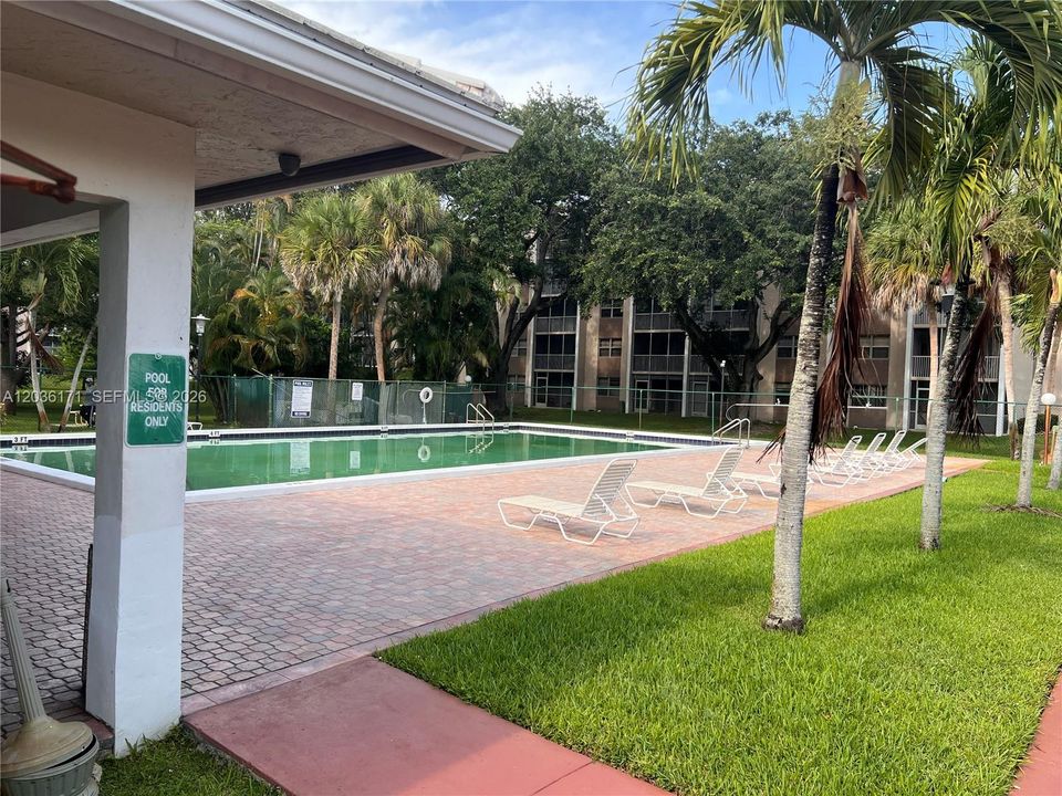 For Sale: $135,000 (1 beds, 1 baths, 1000 Square Feet)