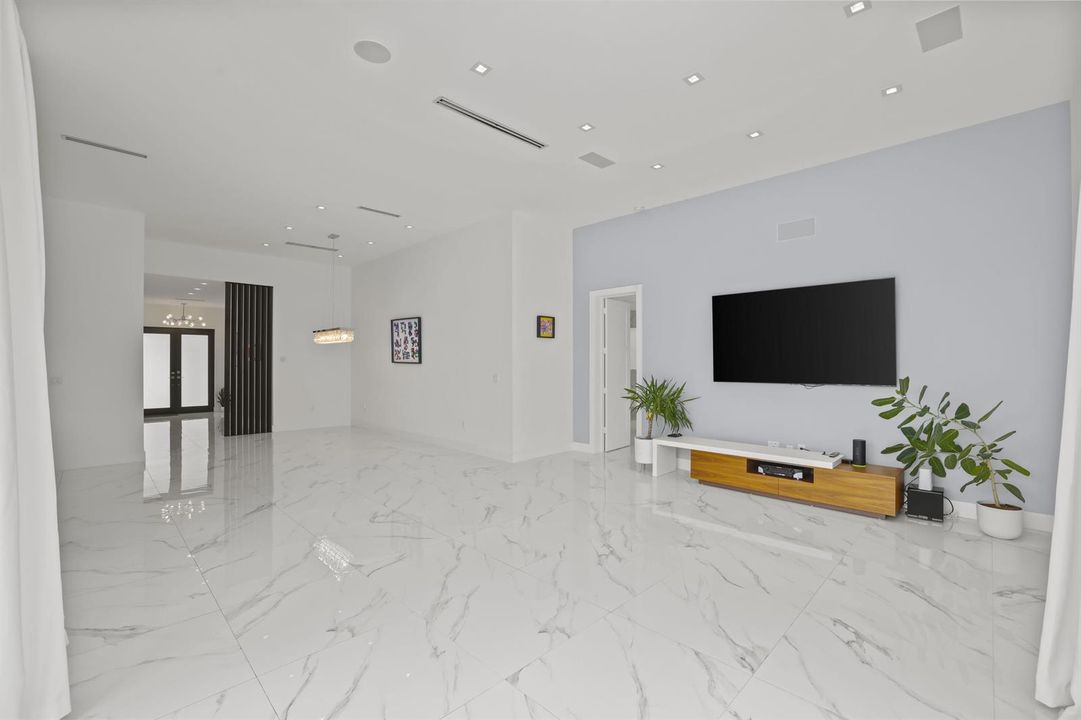 2620 Southeast 6th St - 28.jpg-FULL