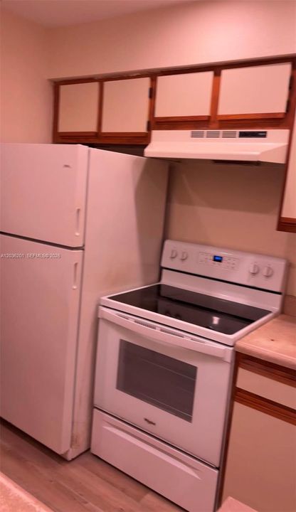 For Sale: $245,000 (2 beds, 1 baths, 903 Square Feet)