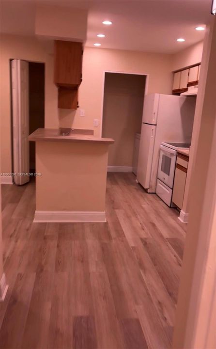 For Sale: $245,000 (2 beds, 1 baths, 903 Square Feet)