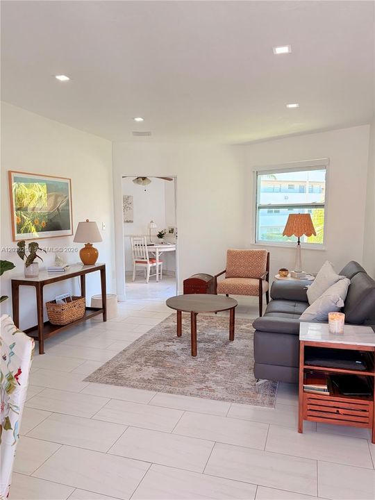 For Sale: $178,000 (1 beds, 1 baths, 660 Square Feet)