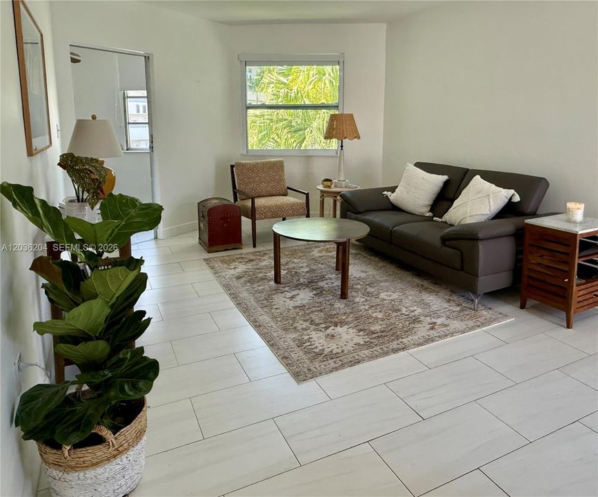 For Sale: $178,000 (1 beds, 1 baths, 660 Square Feet)
