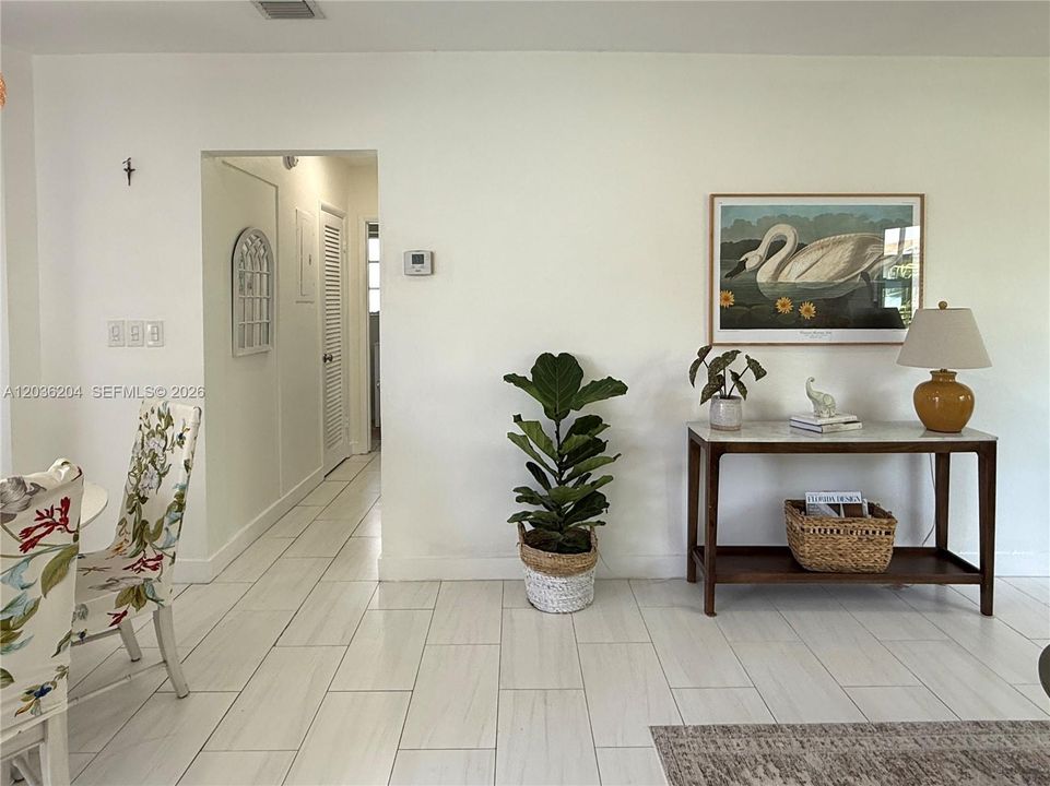 For Sale: $178,000 (1 beds, 1 baths, 660 Square Feet)